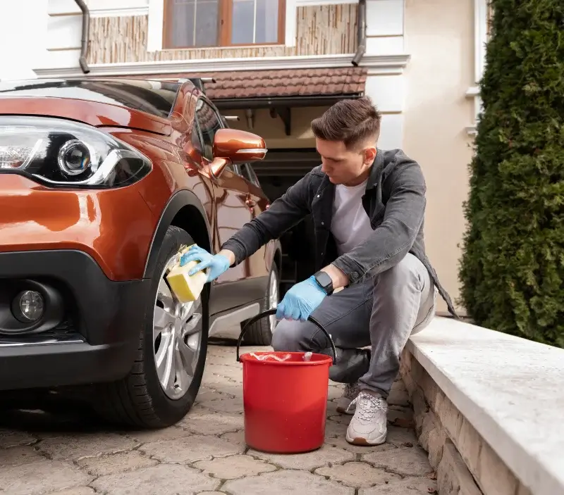 Lavage auto à domicile Saint-Julien-en-Genevois : professionnel intervenant sur un véhicule